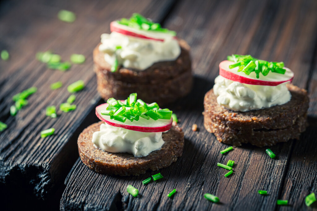 rsz closeup of sandwich with pumpernickel bread chive 2023 11 27 05 07 39 utc